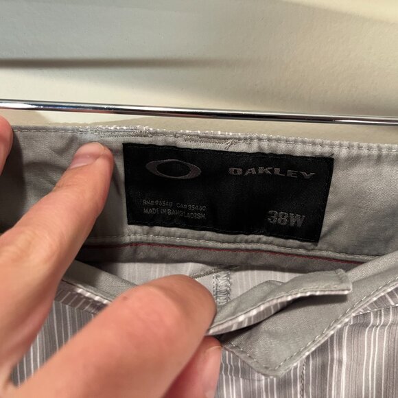 Oakley Golf Men's white, tan and black striped flat front shorts 38 11" inseam - Picture 3 of 6